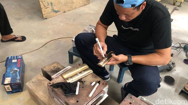 Pembuatan gamelan menggunakan moulding di Workshop Gamelan Balai Pengembangan Teknologi Tepat Guna (BPTTG) DIY, Jogja, Selasa (19/3/2024).