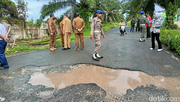 Pemerintah Kabupaten Banyuasin mengecek Jalan Opi Raya Jakabaring yang rusak.