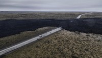 Aliran lava aktif terlihat dalam rekaman drone dari Semenanjung Reykjanes di Islandia pada hari Senin (18/3), setelah letusan akhir pekan menyebabkan batuan cair kembali menuju ke kota Grindavik. Ini menjadi letusan keempat kalinya sejak Desember lalu.