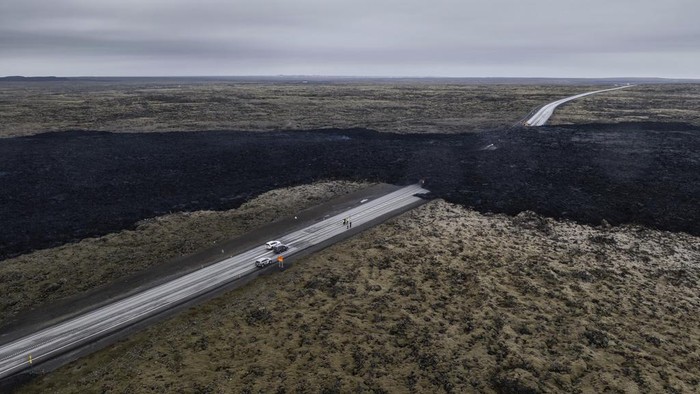 Penampakan Jalan Terputus Akibat Gunung Meletus di Islandia The lava flow that crossed Grindavikurvegur, the road to Grindavik in Iceland, Sunday March 17, 2024, a day after the volcanic eruption. A volcanic system on the Reykjanes Peninsula in the countryβs southwest erupted late Saturday for the fourth time in three months. (AP Photo/Marco di Marco)
