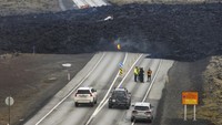 Aliran lava mengancam Suðustrandavegur, jalan menuju akses timur ke Grindavik, dan bergerak menuju laut kini tidak aktif. Jalan pun tidak dapat dilintasi karena tertutup aliran lava.