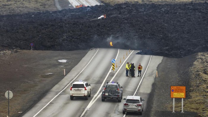 Penampakan Jalan Terputus Akibat Gunung Meletus di Islandia The lava flow that crossed Grindavikurvegur, the road to Grindavik in Iceland, Sunday March 17, 2024, a day after the volcanic eruption. A volcanic system on the Reykjanes Peninsula in the countryβs southwest erupted late Saturday for the fourth time in three months. (AP Photo/Marco di Marco)