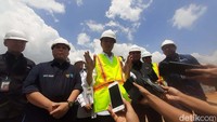 Adapun menteri yang mendampingi Jokowi yakni Menteri Pekerjaan Umum dan Perumahan Rakyat (PUPR) Basuki Hadimuljono dan Menteri Badan Usaha Milik Negara (BUMN) Erick Thohir. Hadir juga Direktur Utama MIND ID Hendi Prio Santoso turut mendampingi Jokowi.  