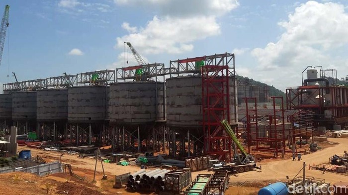 Presiden Jokowi meninjau proyek Smelter Grade Alumina Refinery (SGAR) Mempawah, Kalimantan Barat. Proyek ini menelan nilai investasi Rp 26,69 T.