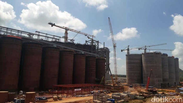 Presiden Jokowi meninjau proyek Smelter Grade Alumina Refinery (SGAR) Mempawah, Kalimantan Barat. Proyek ini menelan nilai investasi Rp 26,69 T.