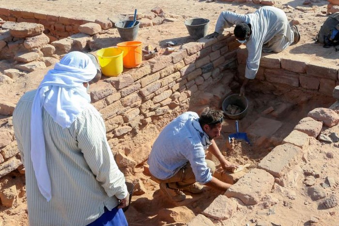 Para arkeolog meneliti temuan yang diketahui berasal dari peradaban Dadan dan Lihyan yang berasal dari paruh kedua milenium pertama SM, di Al-Ula, Arab Saudi 30 Oktober 2021.