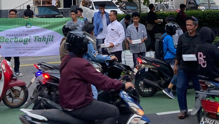 Pengurus BEM Pesantren se-Indonesia menggelar bagi-bagi takjil di Jalan Raden Saleh, Jakarta Pusat, Selasa (19/3/2024).