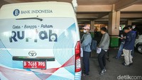 Bank Indonesia juga mengerahkan mobil penukaran uang di sejumlah titik.