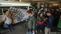 Sejumlah warga mengantre penukaran uang baru di Pasar Pramuka, Jakarta, Rabu (20/3/2024).