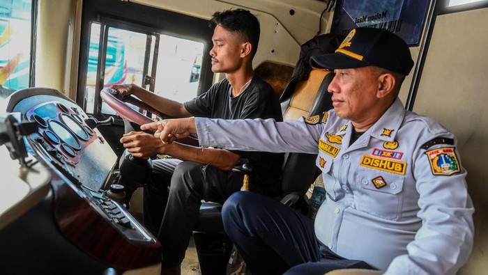 Persiapan angkutan Lebaran di Terminal Kalideres Petugas memeriksa kesehatan sopir bus Antar Kota Antar Provinsi (AKAP) di Terminal Kalideres, Jakarta, Selasa (19/3/2024). Terminal Kalideres melakukan uji kelaikan pada 30 bus AKAP per hari serta memeriksa kesehatan sopir bus guna mempersiapkan keamanan dan kenyamanan pada angkutan Lebaran 2024. ANTARA FOTO/ Rivan Awal Lingga/rwa.