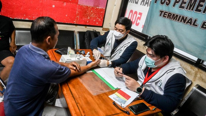 Petugas memeriksa kesehatan sopir bus Antar Kota Antar Provinsi (AKAP) di Terminal Kalideres, Jakarta, Selasa (19/3/2024). Terminal Kalideres melakukan uji kelaikan pada 30 bus AKAP per hari serta memeriksa kesehatan sopir bus guna mempersiapkan keamanan dan kenyamanan pada angkutan Lebaran 2024. ANTARA FOTO/ Rivan Awal Lingga/rwa.
