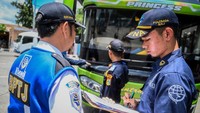 Petugas melakukan uji kelaikan pada bus Antar Kota Antar Provinsi (AKAP) di Terminal Kalideres, Jakarta, Selasa (19/3/2024).