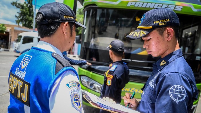 Persiapan angkutan Lebaran di Terminal Kalideres Petugas memeriksa kesehatan sopir bus Antar Kota Antar Provinsi (AKAP) di Terminal Kalideres, Jakarta, Selasa (19/3/2024). Terminal Kalideres melakukan uji kelaikan pada 30 bus AKAP per hari serta memeriksa kesehatan sopir bus guna mempersiapkan keamanan dan kenyamanan pada angkutan Lebaran 2024. ANTARA FOTO/ Rivan Awal Lingga/rwa.