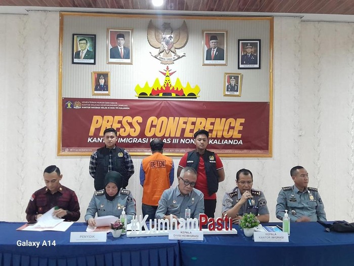 Petugas Imigrasi mengamankan WN Bangladesh yang tidak punya izin tinggal