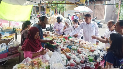 Petugas Loka POM Buleleng saat melakukan pengujian sampel takjil yang dijual di Kelurahan Loloan Barat, Kecamatan Negara, Jembrana, Rabu (20/3/2024). (I Putu Adi Budiastrawan/detikBali).