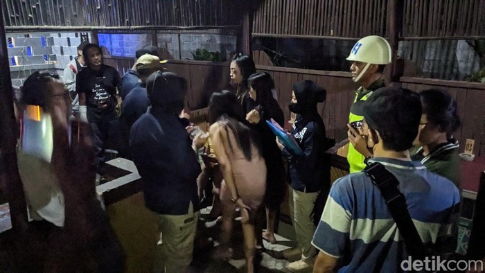 Petugas melakukan razia tempat karaoke yang nekat buka saat Ramadan