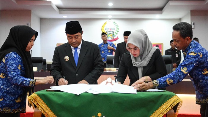 Pj Gubernur Sulsel Bahtiar Baharuddin bersama Ketua DPRD Sulsel Andi Ina Kartika Sari.