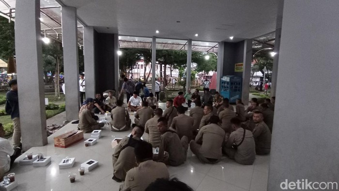 Pj Wali Kota Tasikmalaya Cheka Virgowansyah saat buka puasa bersama Satpol PP di Taman Kota.