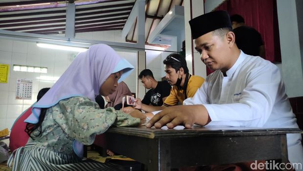 Aipda Andriyanto Widodo saat mengajar ngaji anak-anak di Masjid Nurul Haq, Karang Tengah Kidul, Kalurahan Margosari, Kapanewon Pengasih, Kulon Progo, Selasa (19/3/2024).