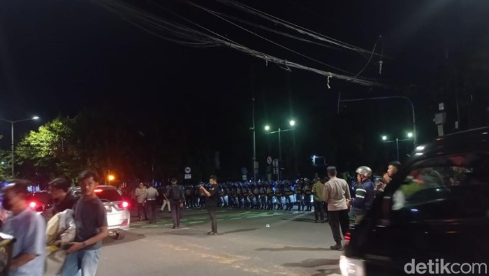 Polisi membuat barikade, mengimbau massa di depan KPU, Rabu (20/3/2024) malam ini untuk membubarkan diri