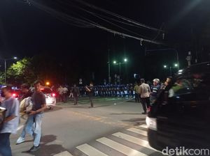 Polisi Bikin Barikade, Imbau Massa di Depan KPU Bubar