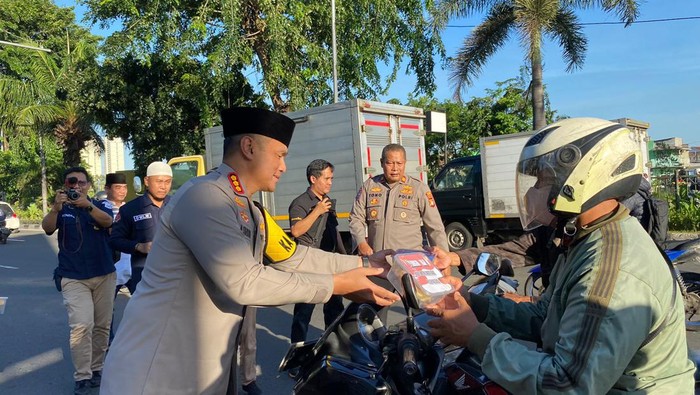Polres Jakbar menyantuni anak-anak yatim piatu dalam gelar safari Ramadan