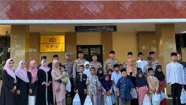 Polres Jakbar menyantuni anak-anak yatim piatu dalam gelar safari Ramadan