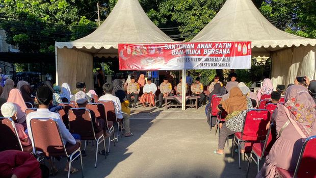 Polres Jakbar menyantuni anak-anak yatim piatu dalam gelar safari Ramadan