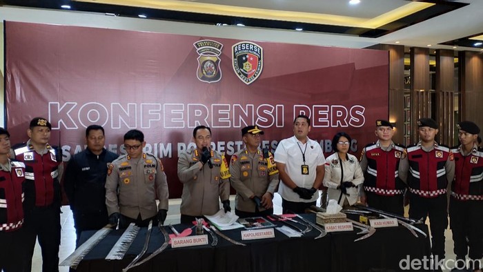 Polrestabes Palembang mengamankan 13 pelaku tawuran beserta barang bukti.