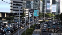 Selama Ramadan, kemacetan ini terjadi beberapa jam menjelang buka puasa.