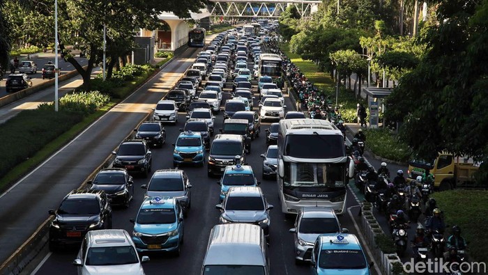 Ratusan kendaraan macet di kawasan Jalan Sudirman, Jakarta Pusat, Rabu (20/3/2023). Saat Ramadan, jam kemacetan di Jakarta di mulai dari jam 07.00 saat berangkat kerja dan jam 16.00 WIB saat pulang kerja selain itu kemacetan akan bertambah saat bulan puasa.