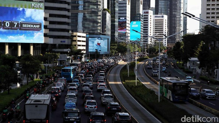 Ratusan kendaraan macet di kawasan Jalan Sudirman, Jakarta Pusat, Rabu (20/3/2023). Saat Ramadan, jam kemacetan di Jakarta di mulai dari jam 07.00 saat berangkat kerja dan jam 16.00 WIB saat pulang kerja selain itu kemacetan akan bertambah saat bulan puasa.