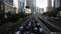 Ratusan kendaraan terjebak macet di Jalan Sudirman, Jakarta Pusat, Rabu (20/3/2023).
