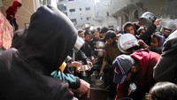 Ada puluhan hingga ratusann orang yang mengantre mendapatkan bantuan makanan di bulan Ramadan ini.  