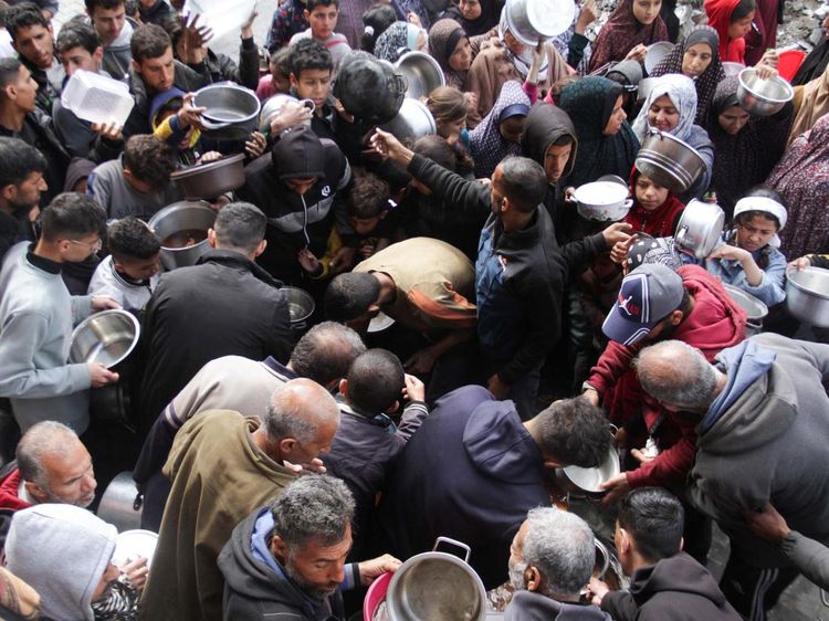 Potret Kumpulan Warga Jabalia Antre Makanan