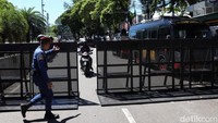 Pantauan detikcom di lokasi, Rabu (20/3/2024), kantor KPU RI tampak dijaga ketat oleh aparat kepolisian.