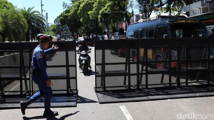 Petugas Polri dan TNI membuat parimeter di sekitar gedung KPU menjelang penetapan pemenang Pemilu, Jl Imam Bonjol Jakarta, Rabu (20/3/2024).