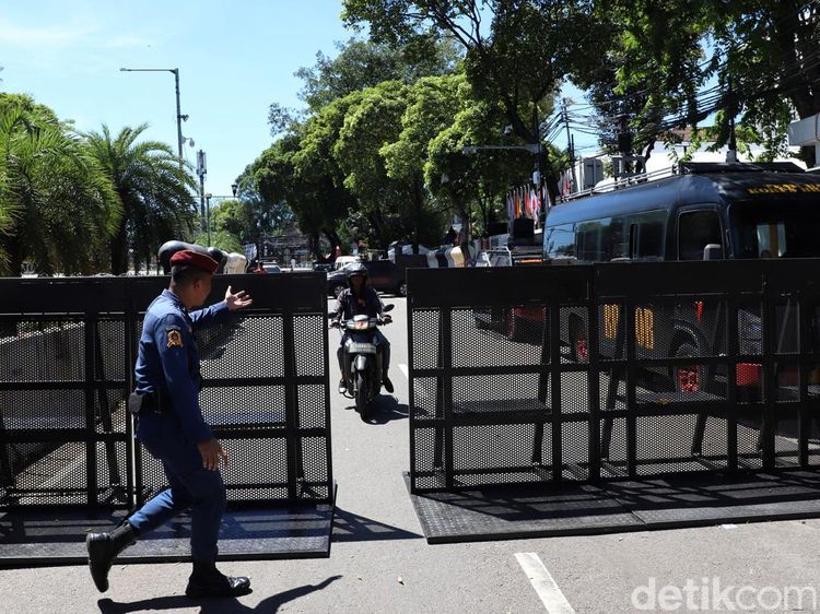 Potret Pengamanan Gedung KPU Jelang Pengumuman Hasil Pemilu 2024