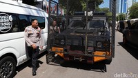 Sementara itu, di pintu gerbang KPU RI pengamanan ketat pun dilakukan. Masyarakat yang akan masuk ke kantor KPU akan diperiksa terlebih dulu.