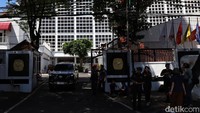 Di halaman kantor KPU tampak ramai awak media menunggu hasil pengumuman. Lalu di pintu utama lobi KPU, Polisi pun terlihat berjaga. Terlihat ada pula tenda putih untuk rekapitulasi nasional panel B.