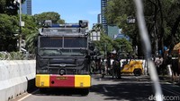 Mobil-mobil Polisi tampak bersiaga di dalam dan luar kantor KPU. Diantaranya mobil barracuda, water canon dan mobil Raisa.