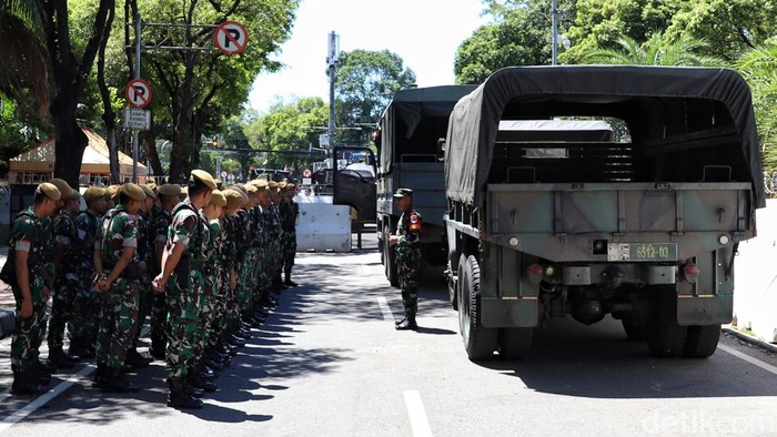 Petugas Polri dan TNI membuat parimeter di sekitar gedung KPU menjelang penetapan pemenang Pemilu, Jl Imam Bonjol Jakarta, Rabu (20/3/2024).
