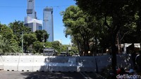 Terlihat Jalan Imam Bonjol di depan kantor KPU dari kedua arah ditutup.