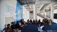 Sejumlah warga Kampung Susun Bayam, Jakarta, memberikan keterangan pers Rabu (20/3/2024).