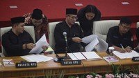 Pasangan Prabowo-Gibran unggul di 36 provinsi. Sedangkan pasangan Anies-Cak Imin unggul di 2 provinsi lainnya.