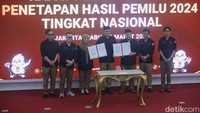 Pengumuman itu disampaikan Ketua KPU RI Hasyim Asyari dalam rapat pleno di kantor KPU, Menteng, Jakarta Pusat, Rabu (20/3/2024) malam. Prabowo-Gibran menang dengan perolehan suara 96.214.691 suara.