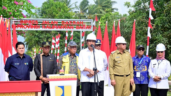 Presiden Jokowi meresmikan 24 ruas jalan di Kabupaten Mempawah, Kalimantan Barat.