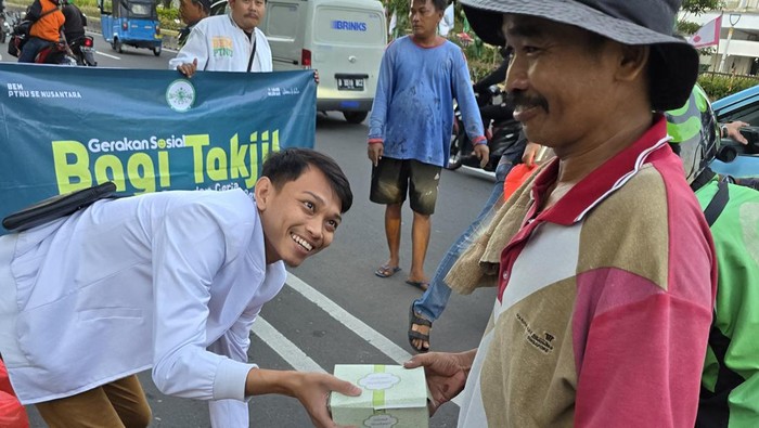 Presidium Nasional BEM PTNU Achmad Bahaur Rifqi (jaket putih) saat aksi bagi-bagi takjil di depan Gedung PBNU, Jalan Kramat Raya, Jakpus, Selasa (19/3/2024).