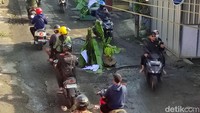 Aksi protes ini karena jalanan sudah lama rusak, namun tak kunjung diperbaiki.