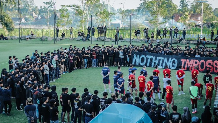 PSS Fans menyambangi latihan PSS Sleman di Lapangan Pakembinangun, Sleman, Selasa (19/3/2024).